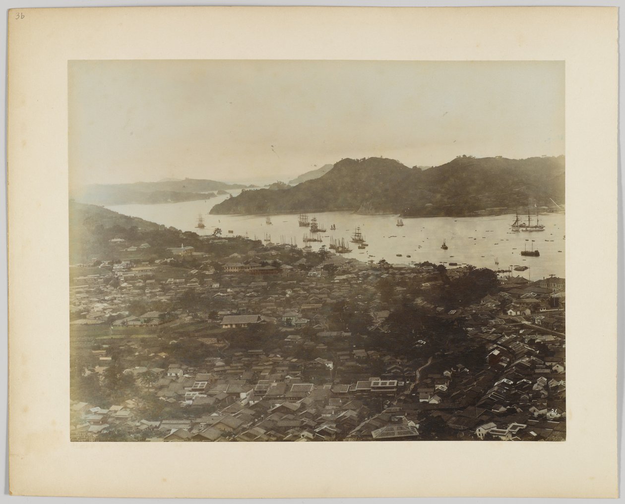Pobřežní město, Japonsko (ručně kolorovaná černobílá fotografie) od Japanese Photographer