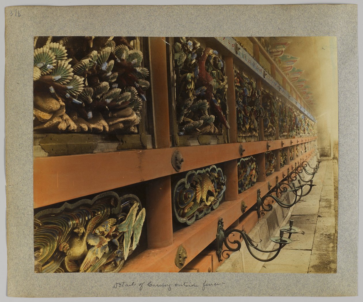 Detail závory na vnějším plotu Tōshō-gū, Nikko, Japonsko (ručně kolorovaná černobílá fotografie) od Japanese Photographer