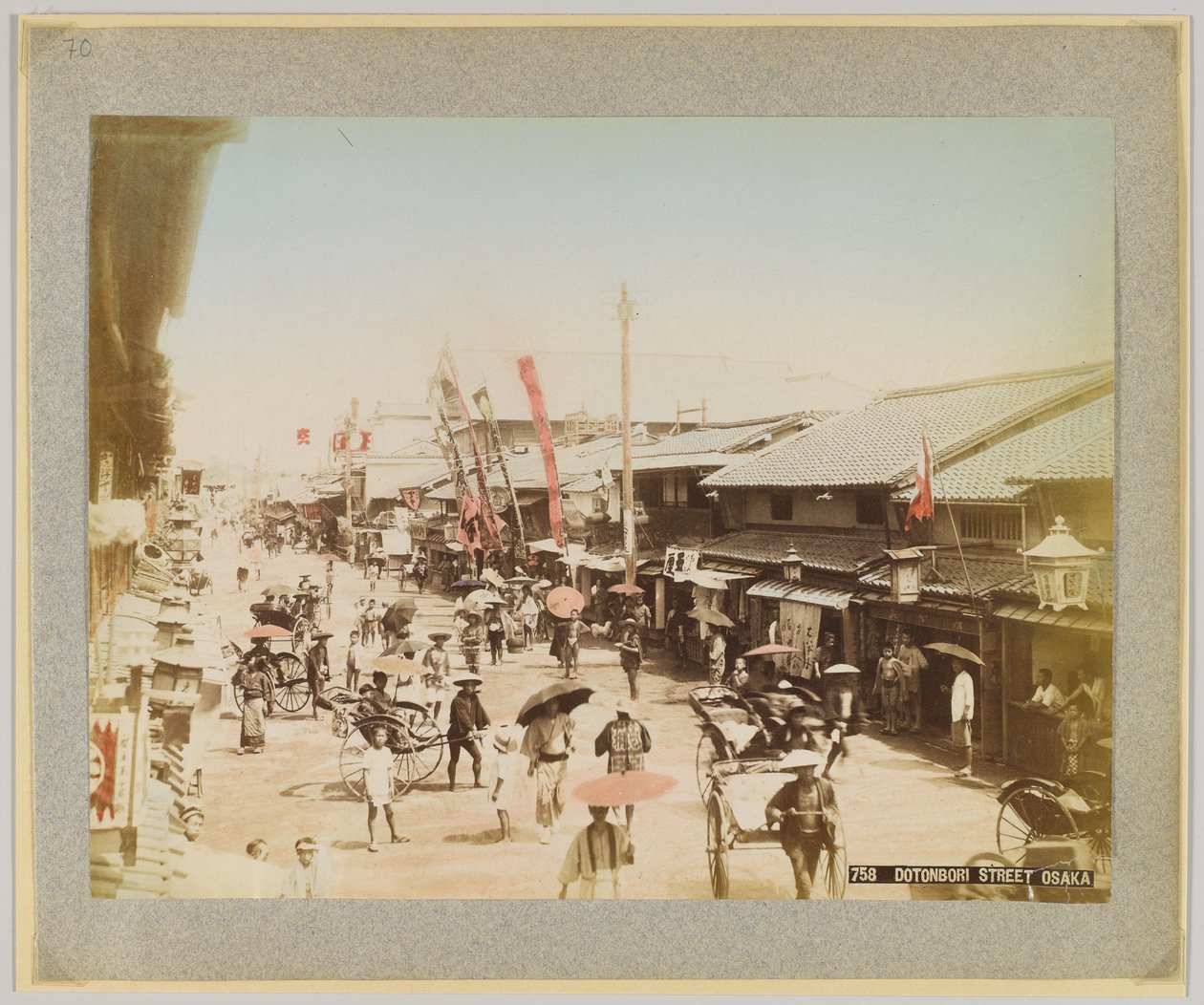 Dotonbori Street, Osaka, Japonsko (ručně kolorovaná černobílá fotografie) od Japanese Photographer