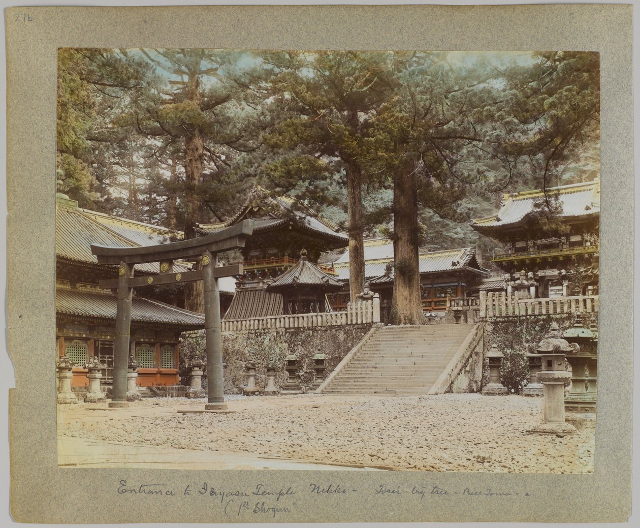 Vstup do Tōshō-gū, Nikko, Japonsko (ručně kolorovaná černobílá fotografie) od Japanese Photographer
