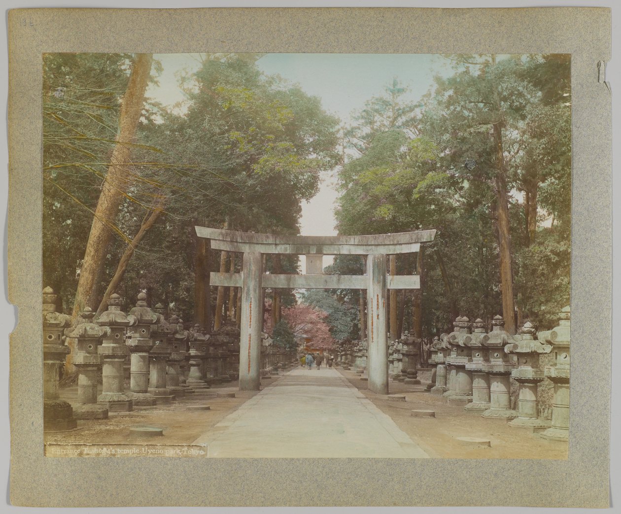Vchod do chrámu v parku Uyeno, Tokio, Japonsko (ručně kolorovaná černobílá fotografie) od Japanese Photographer