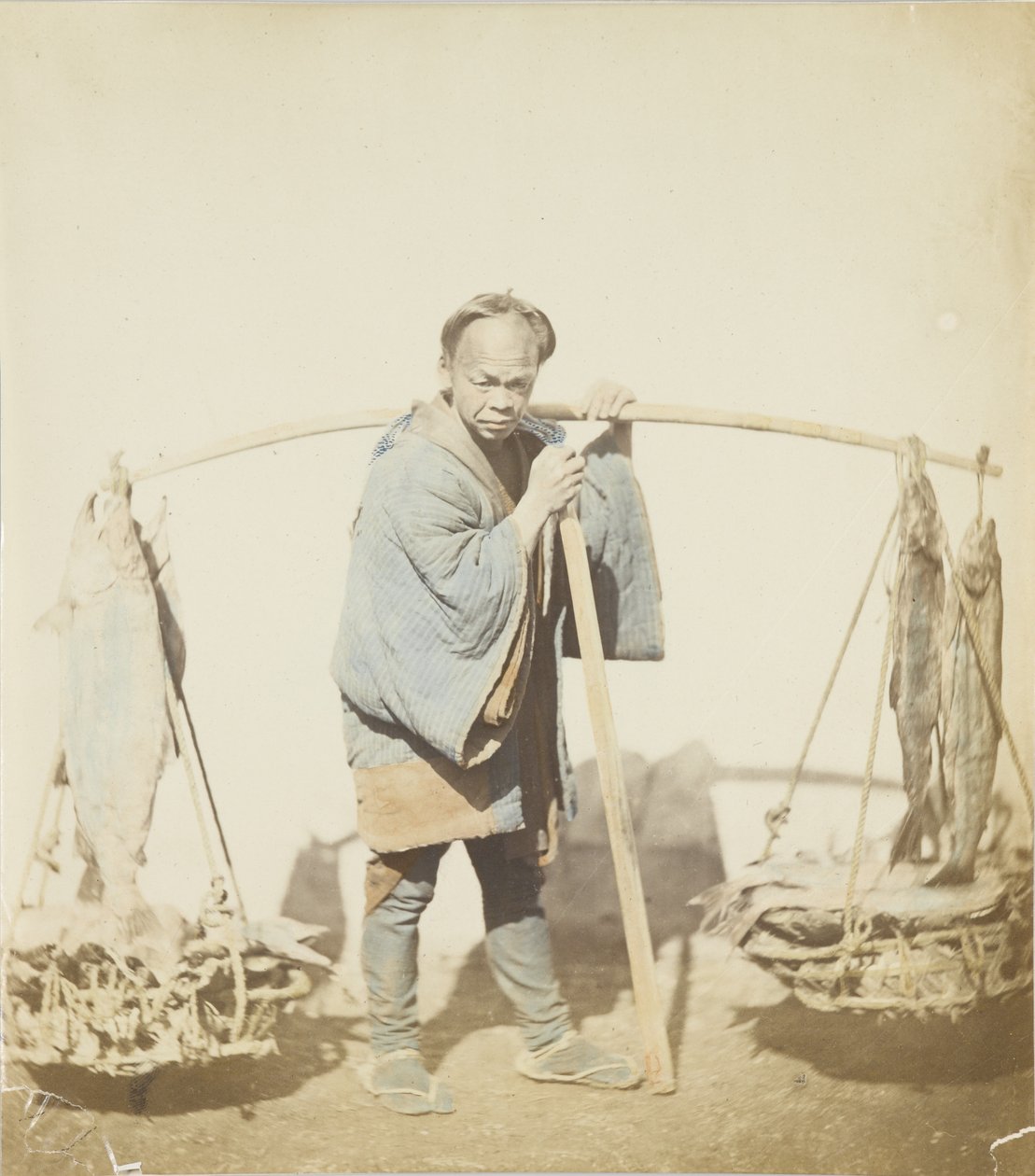 Rybář se svým úlovkem (ručně kolorovaná černobílá fotografie) od Japanese Photographer