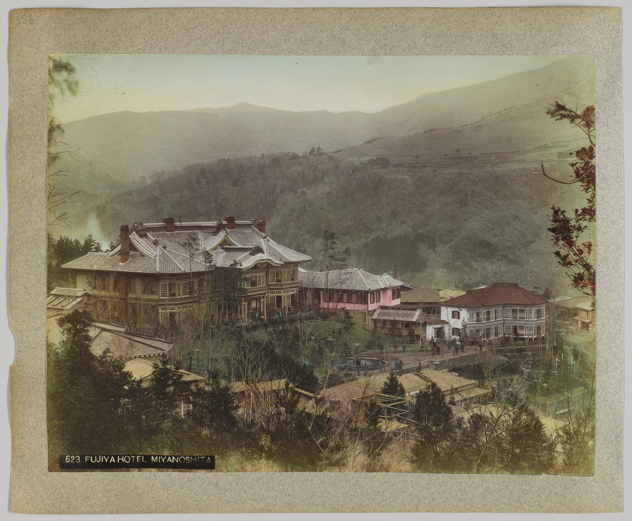 Fujiya Hotel, Miyanoshita, Hakone, prefektura Kanagawa, Japonsko (ručně kolorovaná černobílá fotografie) od Japanese Photographer