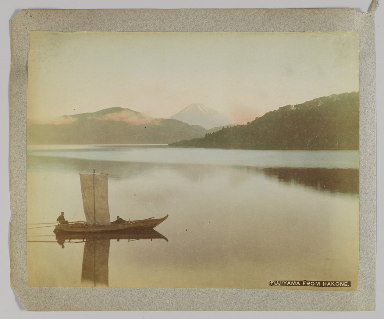 Fujiyama z Hakone, prefektura Kanagawa, Japonsko (ručně kolorovaná černobílá fotografie) od Japanese Photographer