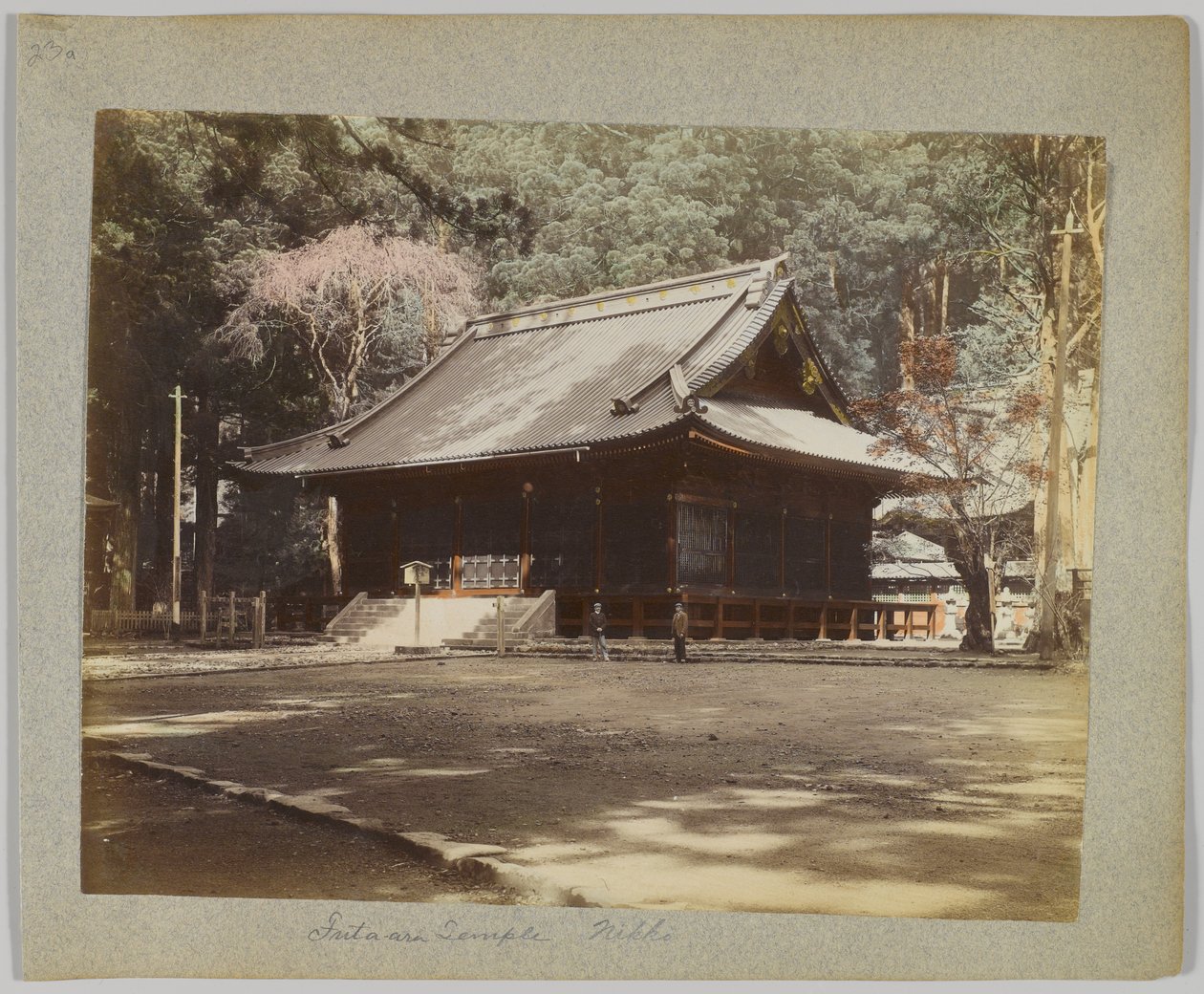 Chrám Futa-ara, Nikko, Japonsko (ručně kolorovaná černobílá fotografie) od Japanese Photographer