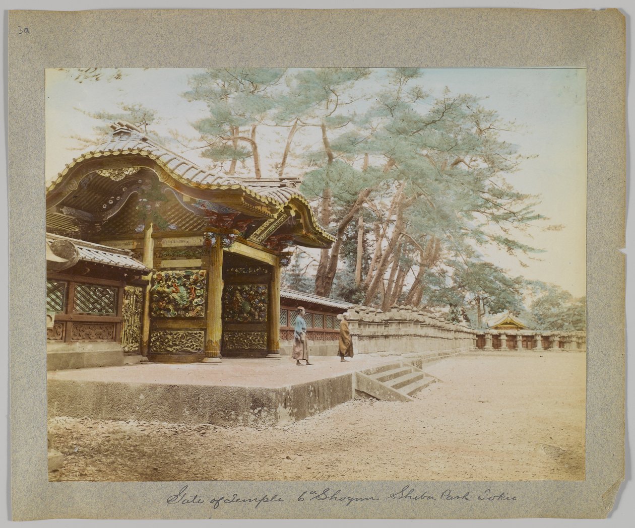 Brána chrámu 6. šóguna, park Shiba, Tokio, Japonsko (ručně kolorovaná černobílá fotografie) od Japanese Photographer