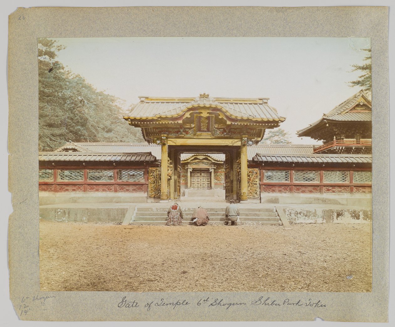 Brána chrámu 6. šóguna, park Shiba, Tokio, Japonsko (ručně kolorovaná černobílá fotografie) od Japanese Photographer