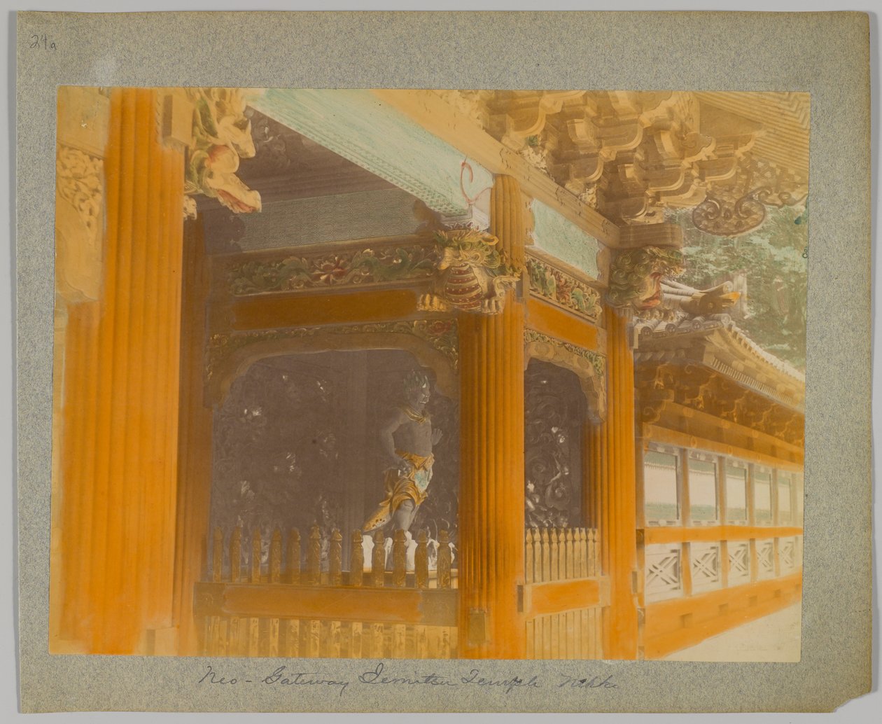 Brána chrámu Jemitsu, Nikko, Japonsko (ručně kolorovaná černobílá fotografie) od Japanese Photographer
