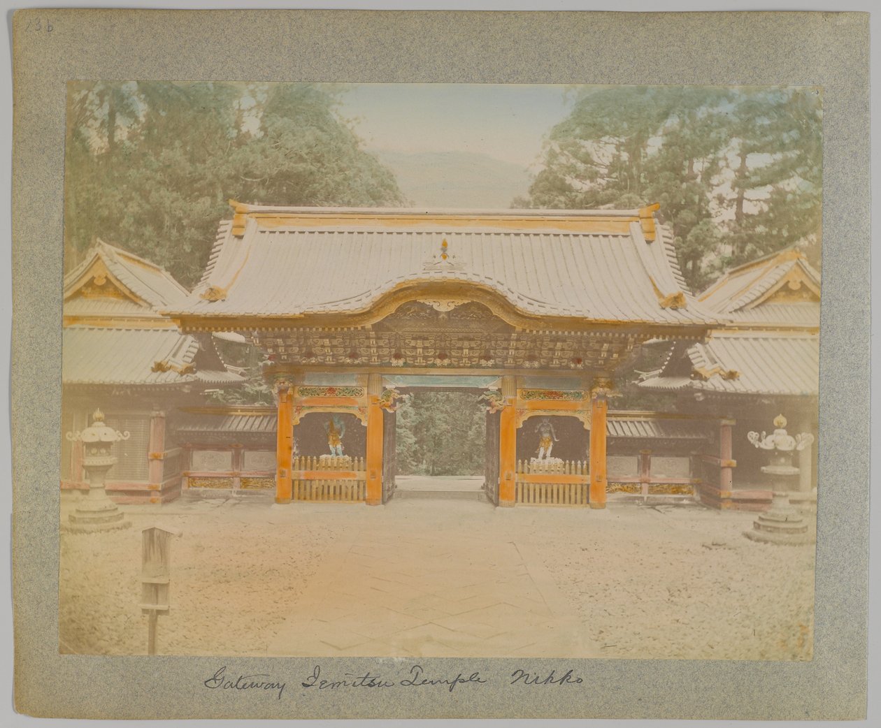 Brána chrámu Jemitsu, Nikko, Japonsko (ručně kolorovaná černobílá fotografie) od Japanese Photographer