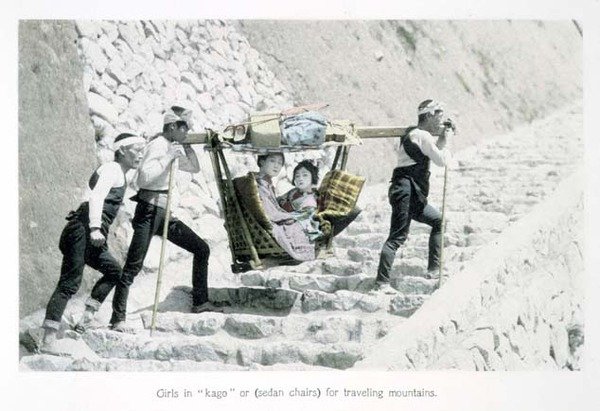 Dívky v křesle "Kago" nebo sedanu na cestování po horách, cca 1880 (ručně barevný tisk na kartonu) od Japanese Photographer