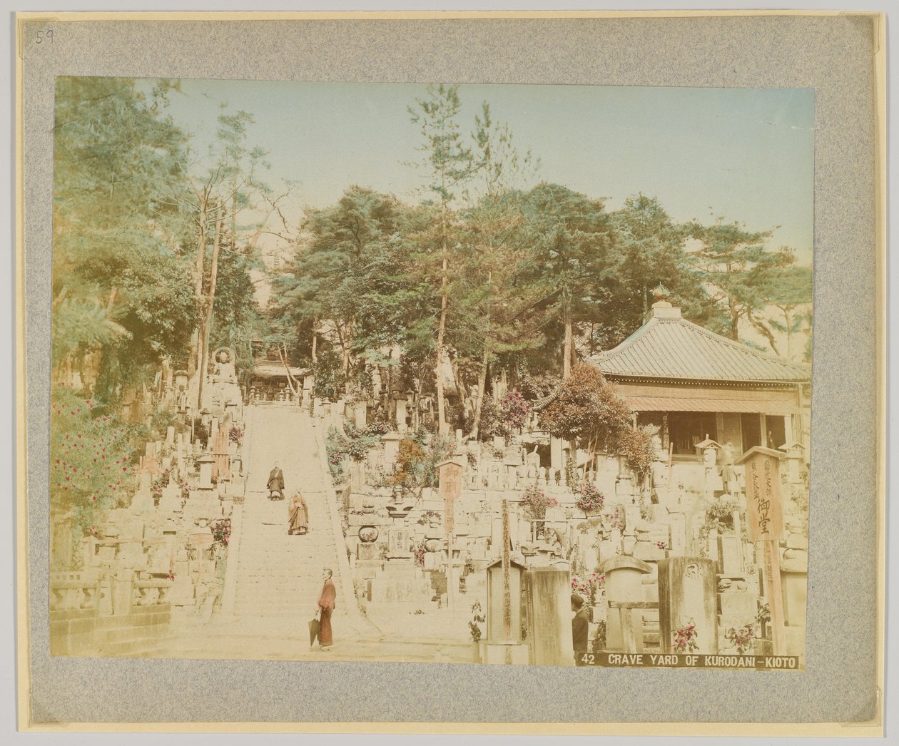 Hřbitov Kurodani, Kyoto, Japonsko (ručně kolorovaná černobílá fotografie) od Japanese Photographer