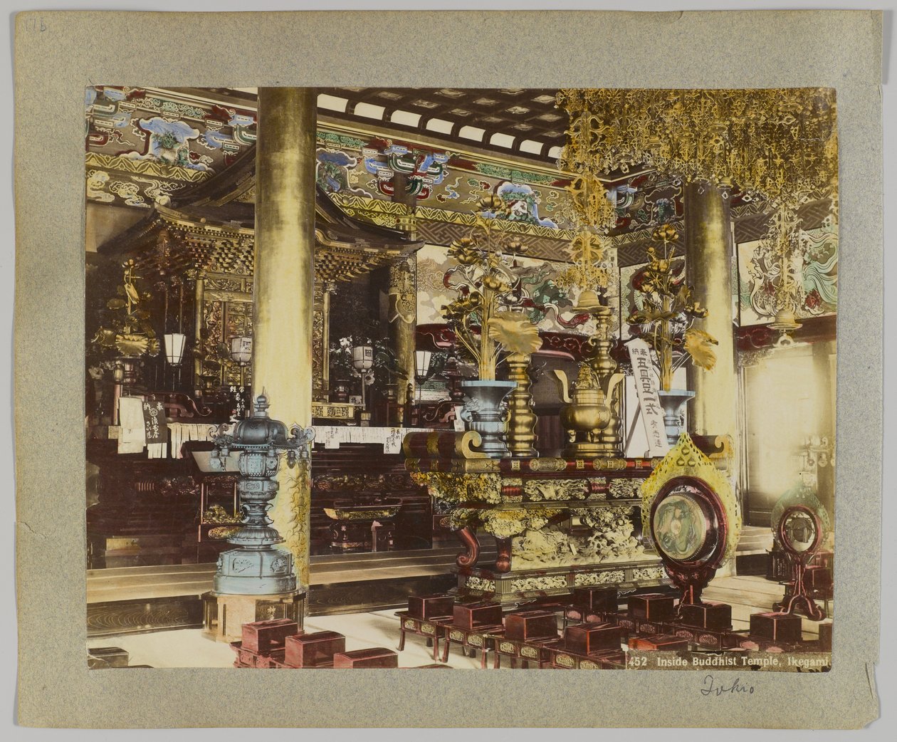 Uvnitř buddhistického chrámu, Ikegami, Tokio, Japonsko (ručně kolorovaná černobílá fotografie) od Japanese Photographer