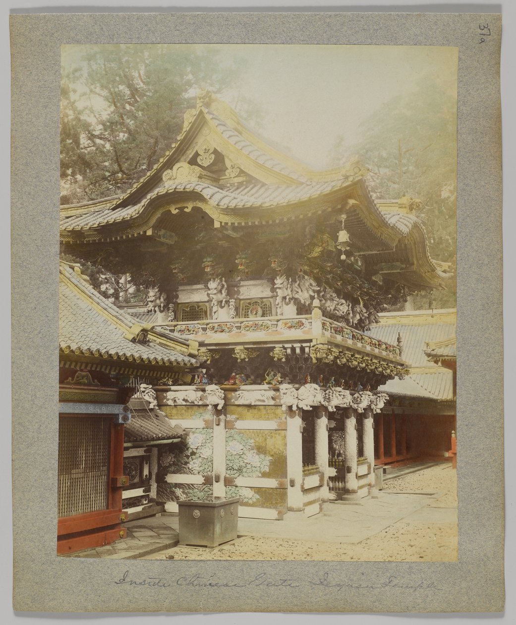 Uvnitř čínské brány, Tōshō-gū, Nikko, Japonsko (ručně kolorovaná černobílá fotografie) od Japanese Photographer