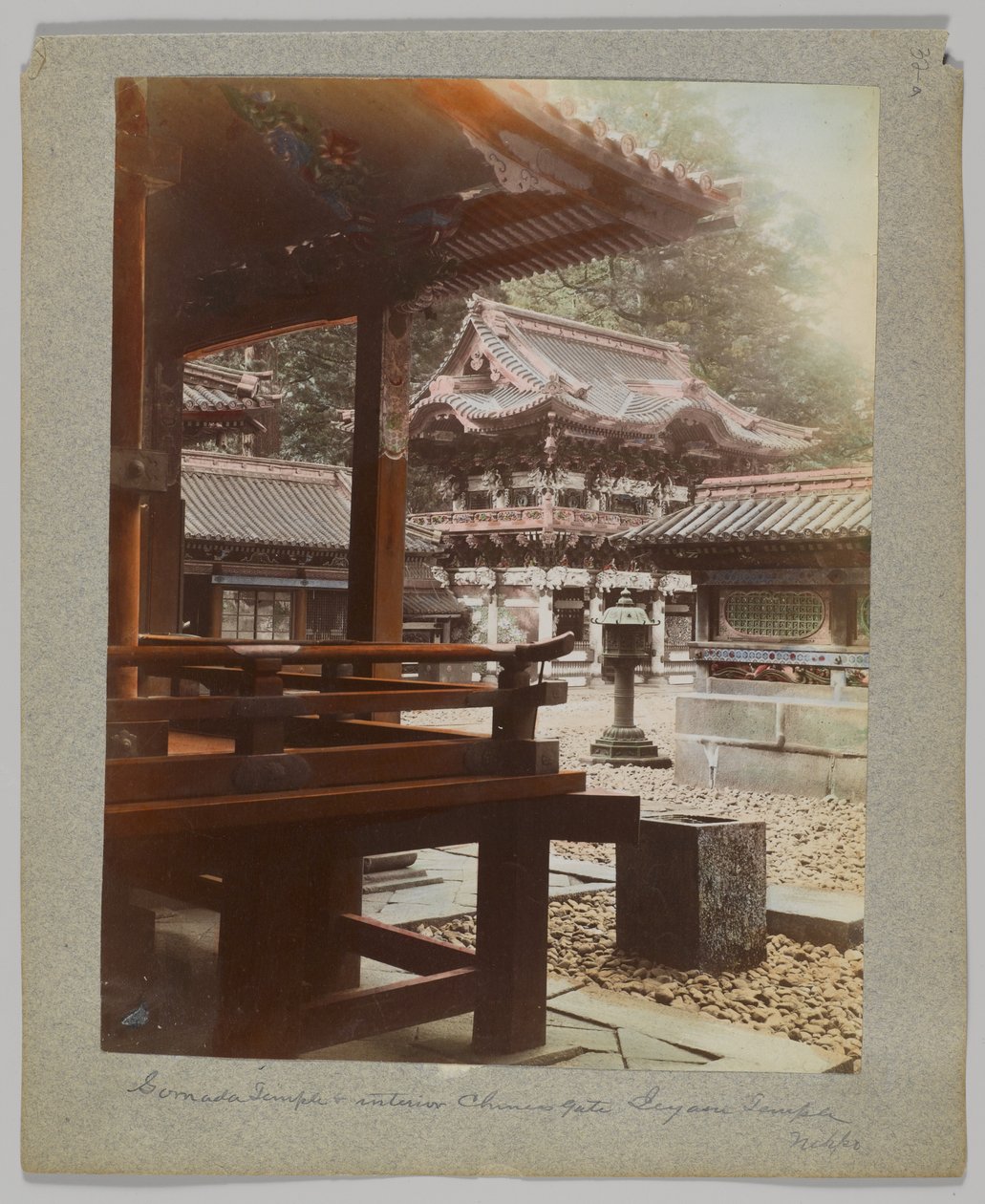 Vnitřní brána v Tōshō-gū, Nikko, Japonsko (ručně kolorovaná černobílá fotografie) od Japanese Photographer