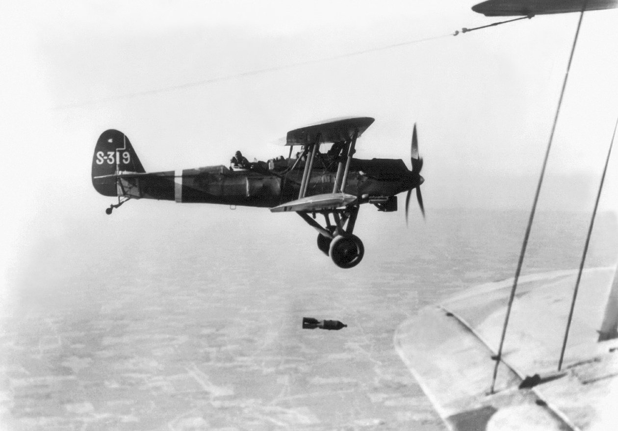 Japonská letadla provedla bombardování cílů v Číně, 1937 od Japanese Photographer