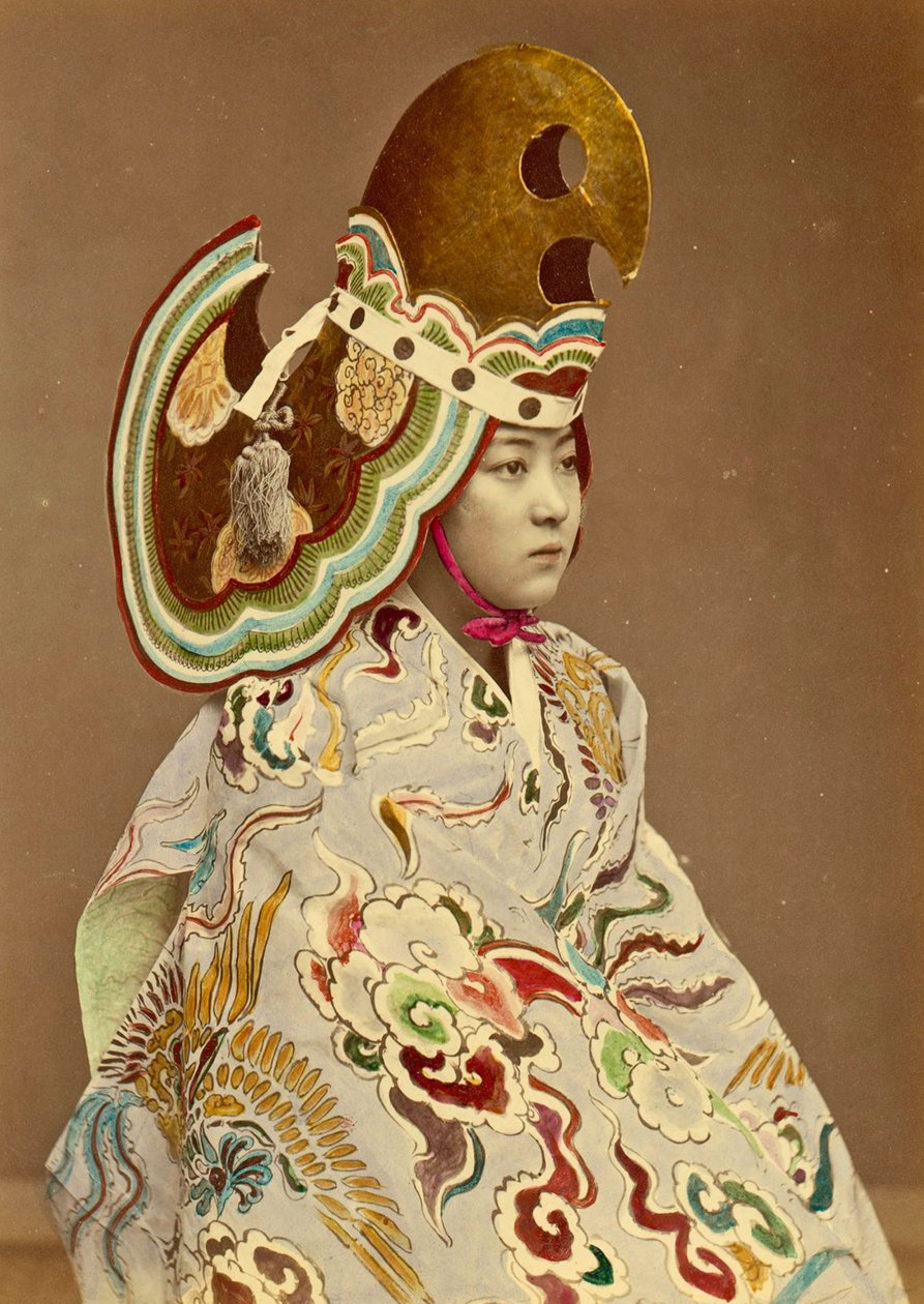 Japonská dívka v tradičním kroji, cca 1880 (ručně kolorovaná fotoalba) od Japanese Photographer