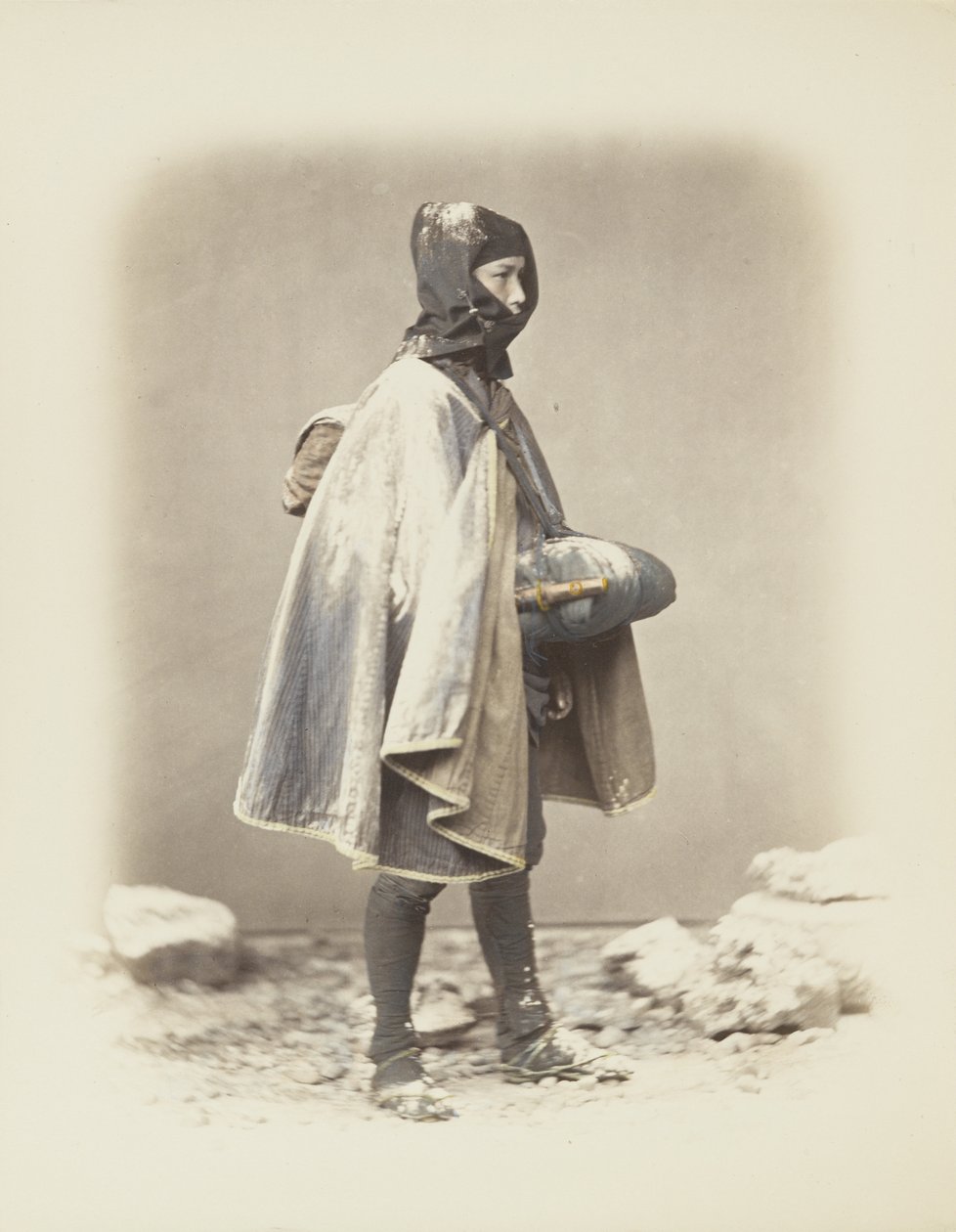 Japonec ve sněhu (ručně kolorovaná černobílá fotografie) od Japanese Photographer