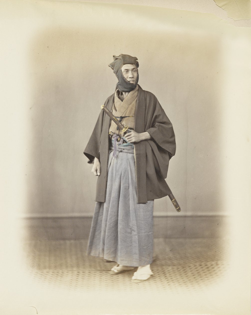 Japonec v tradičním oděvu (ručně kolorovaná černobílá fotografie) od Japanese Photographer
