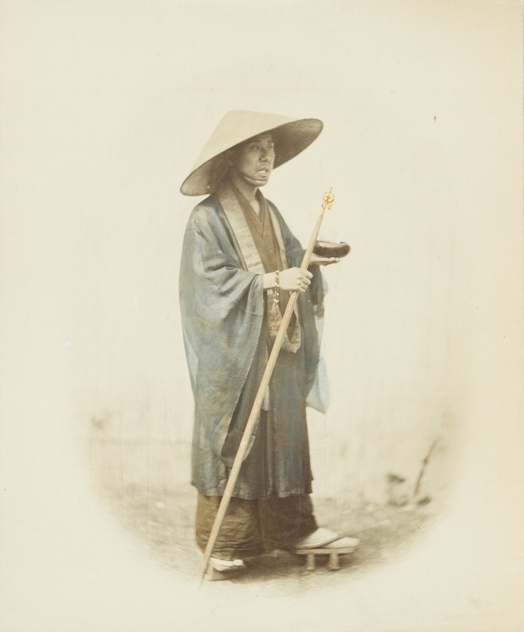 Japonec v tradičním oděvu (ručně kolorovaná černobílá fotografie) od Japanese Photographer
