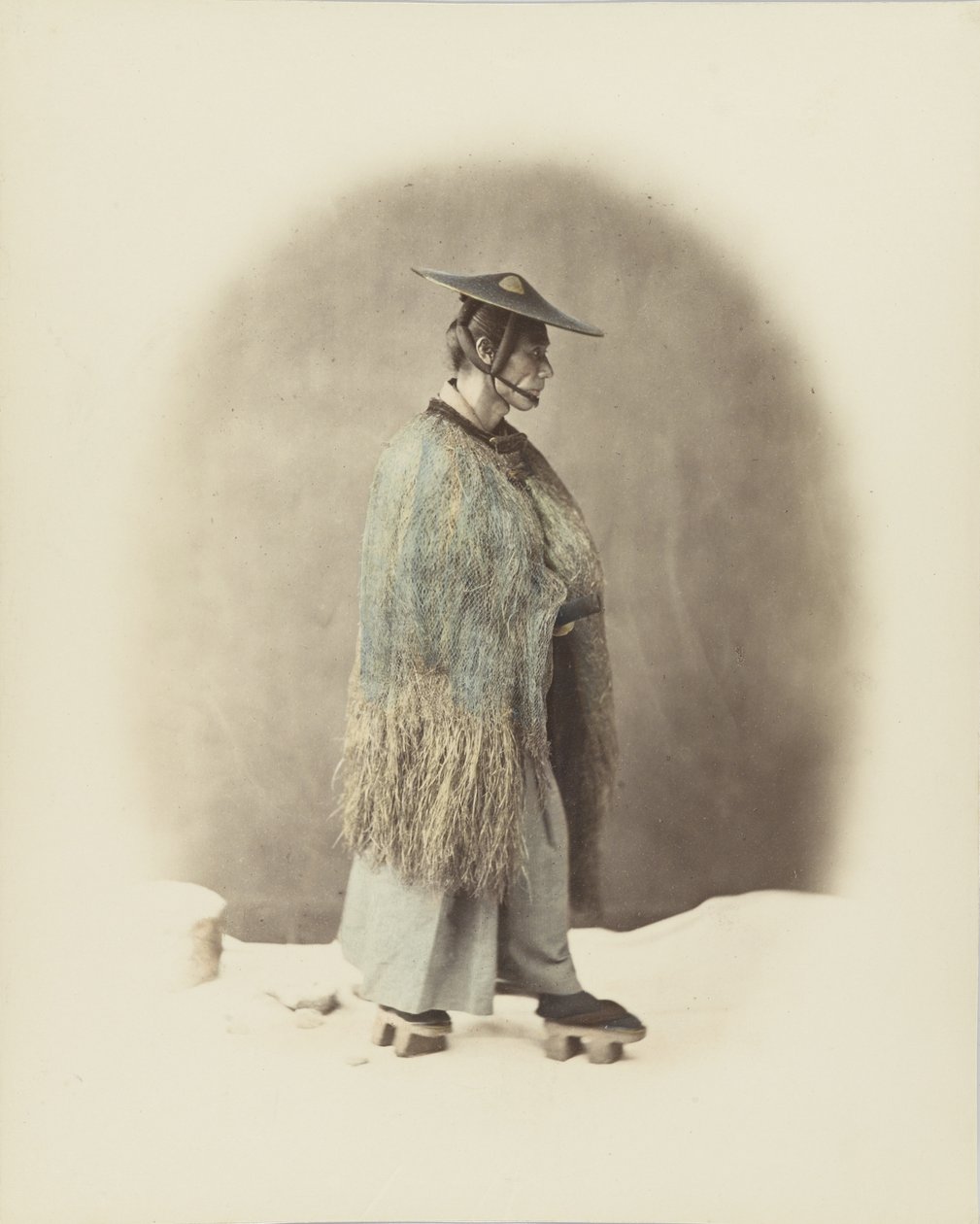 Japonec v tradičním oděvu (ručně kolorovaná černobílá fotografie) od Japanese Photographer