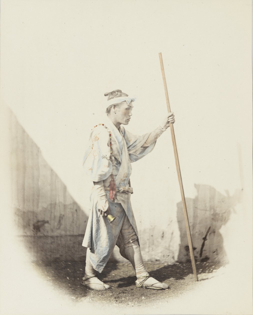 Japonec se zvonkem (ručně kolorovaná černobílá fotografie) od Japanese Photographer