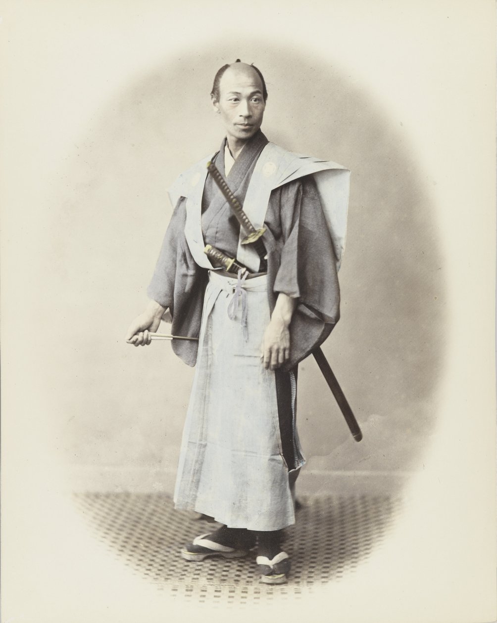 Japonec s mečem (ručně kolorovaná černobílá fotografie) od Japanese Photographer