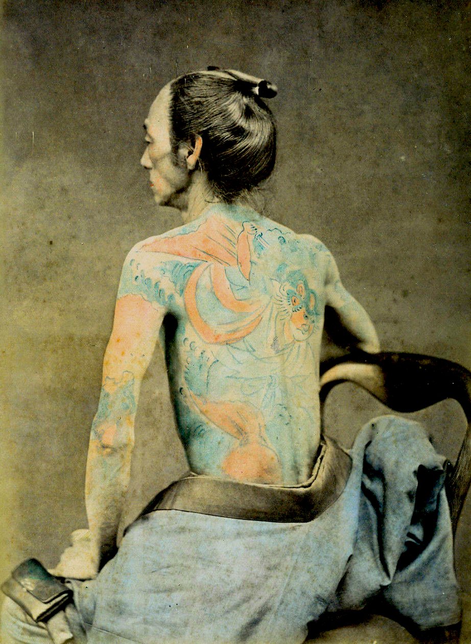 Japonec s tradičním tetováním Irezumi, kolem roku 1890 (ručně kolorovaná fotoalba) od Japanese Photographer