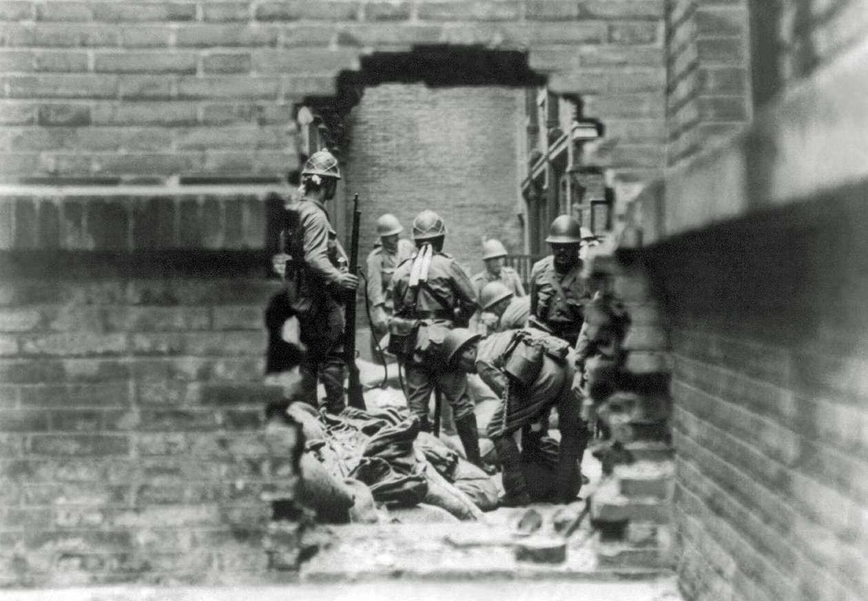 Japonští vojáci se účastní pouličních bojů v Šanghaji, Čína, 1937 od Japanese Photographer
