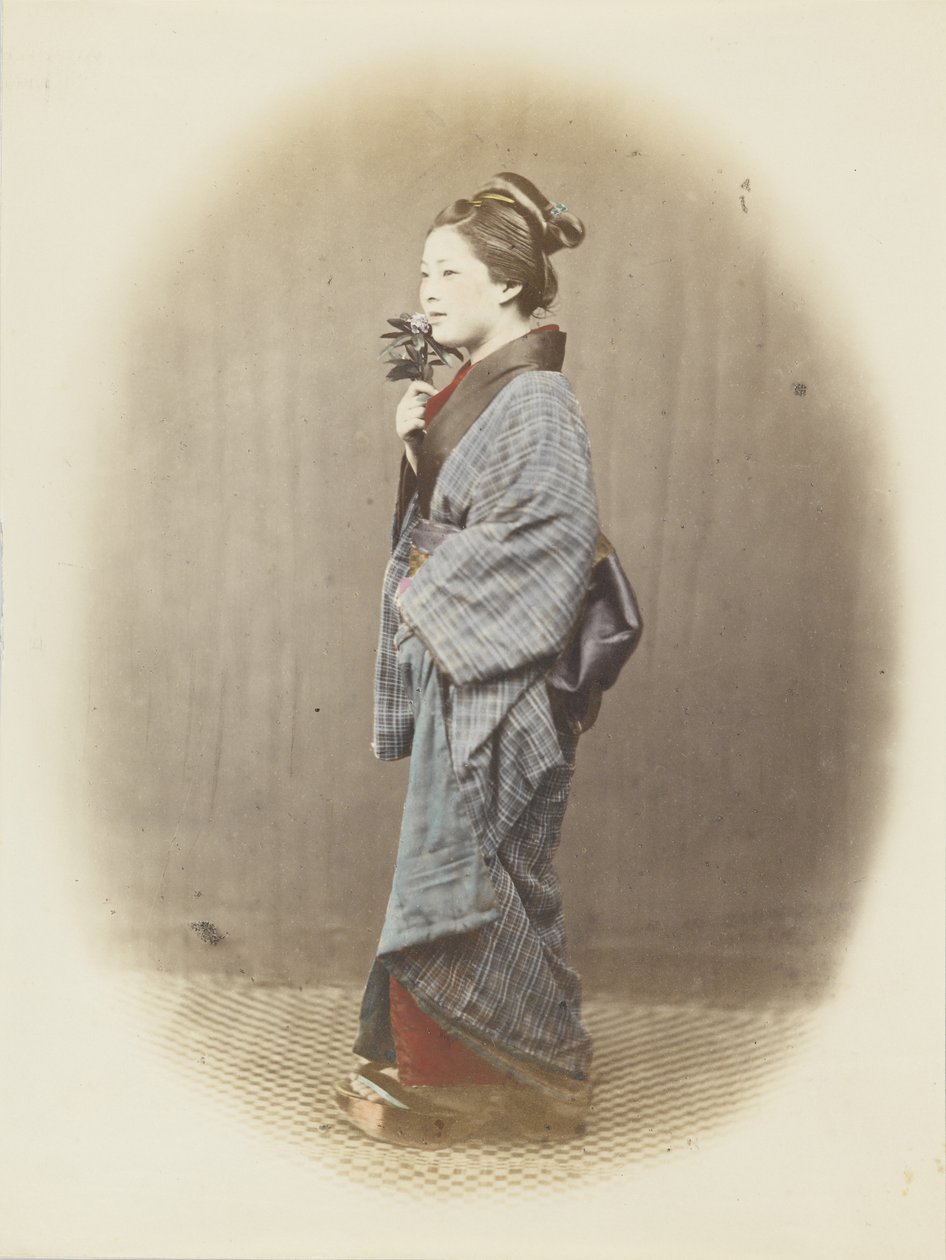 Japonka v tradičním oděvu (ručně kolorovaná černobílá fotografie) od Japanese Photographer