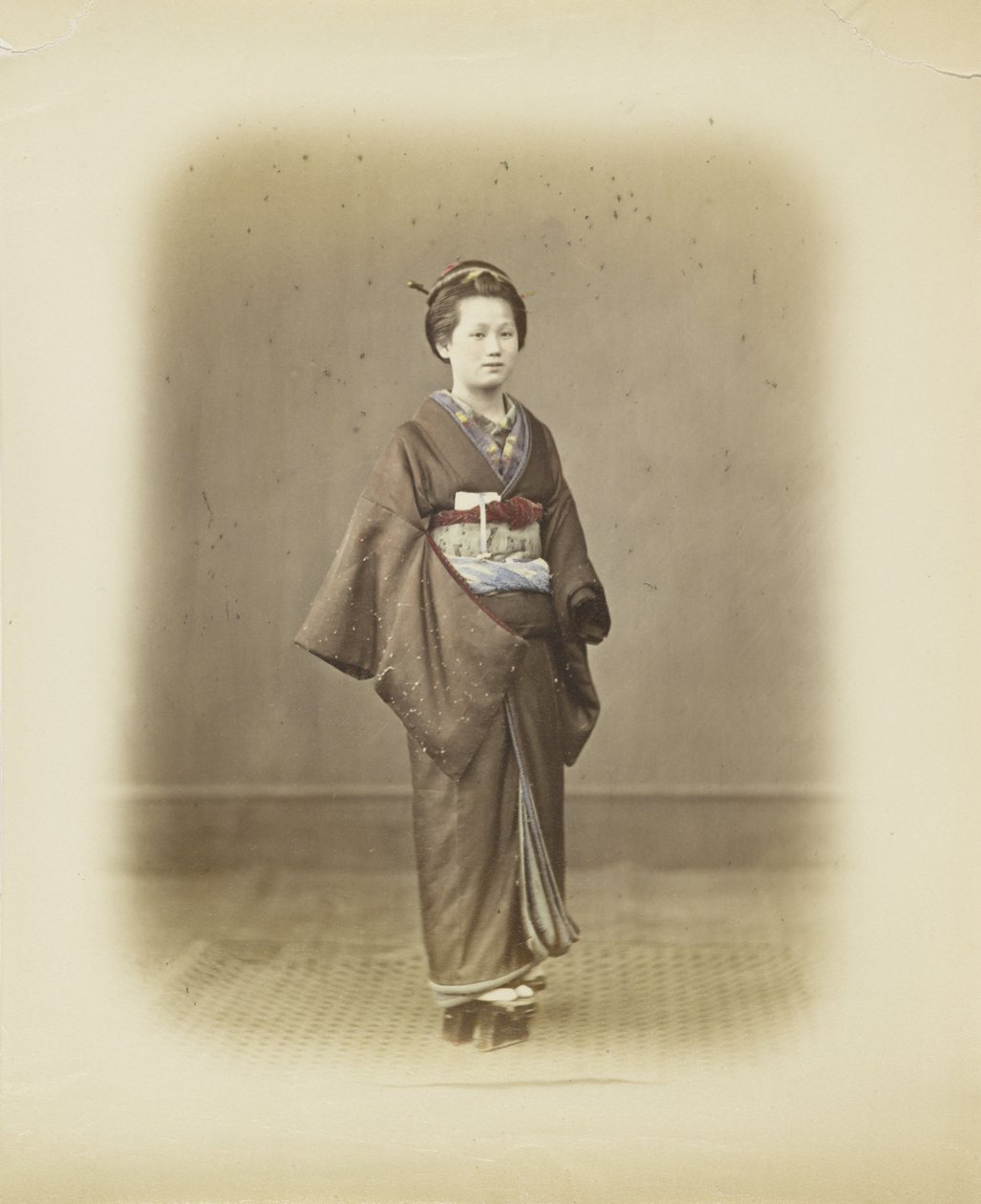 Japonka v tradičním oděvu (ručně kolorovaná černobílá fotografie) od Japanese Photographer