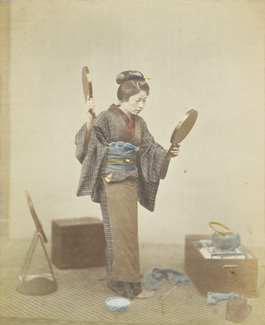 Japonka se zrcadly (ručně kolorovaná černobílá fotografie) od Japanese Photographer