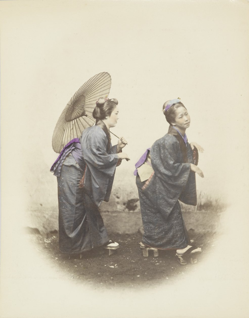 Japonky v tradičním oděvu (ručně kolorovaná černobílá fotografie) od Japanese Photographer