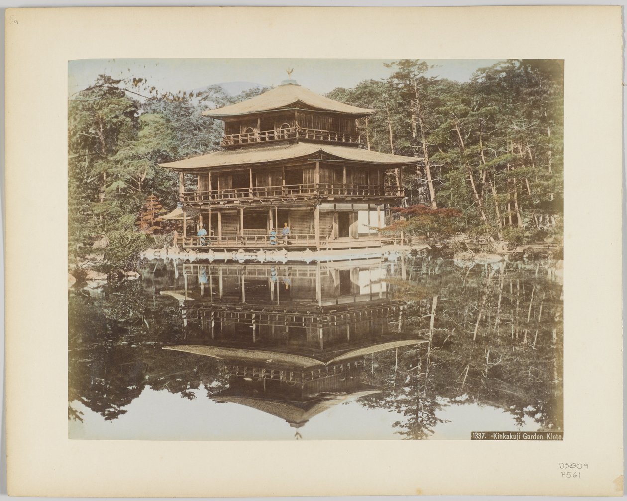Zahrada Kinkakuji, Kyoto, Japonsko (ručně kolorovaná černobílá fotografie) od Japanese Photographer