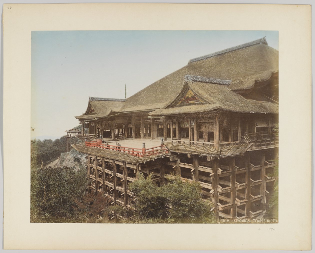 Chrám Kiyomidzu, Kyoto, Japonsko, kolem roku 1890 (ručně kolorovaná černobílá fotografie) od Japanese Photographer