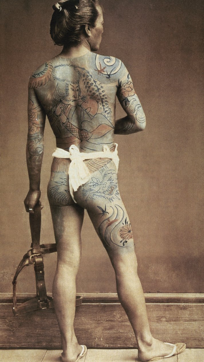 Muž se specificky japonským tetováním. Albuminová fotografie, ručně kolorovaná. Kolem roku 1880 od Japanese Photographer