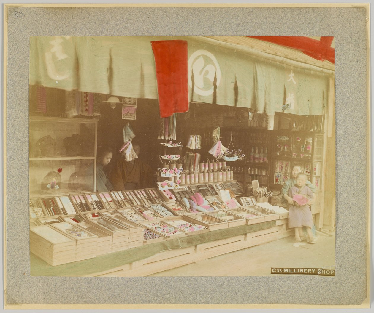 Millinery shop, Japonsko (ručně kolorovaná černobílá fotografie) od Japanese Photographer