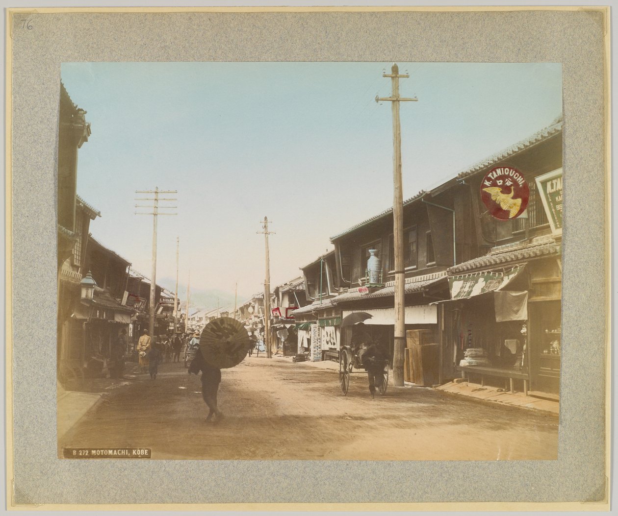 Motomachi, Kobe, Japonsko (ručně kolorovaná černobílá fotografie) od Japanese Photographer
