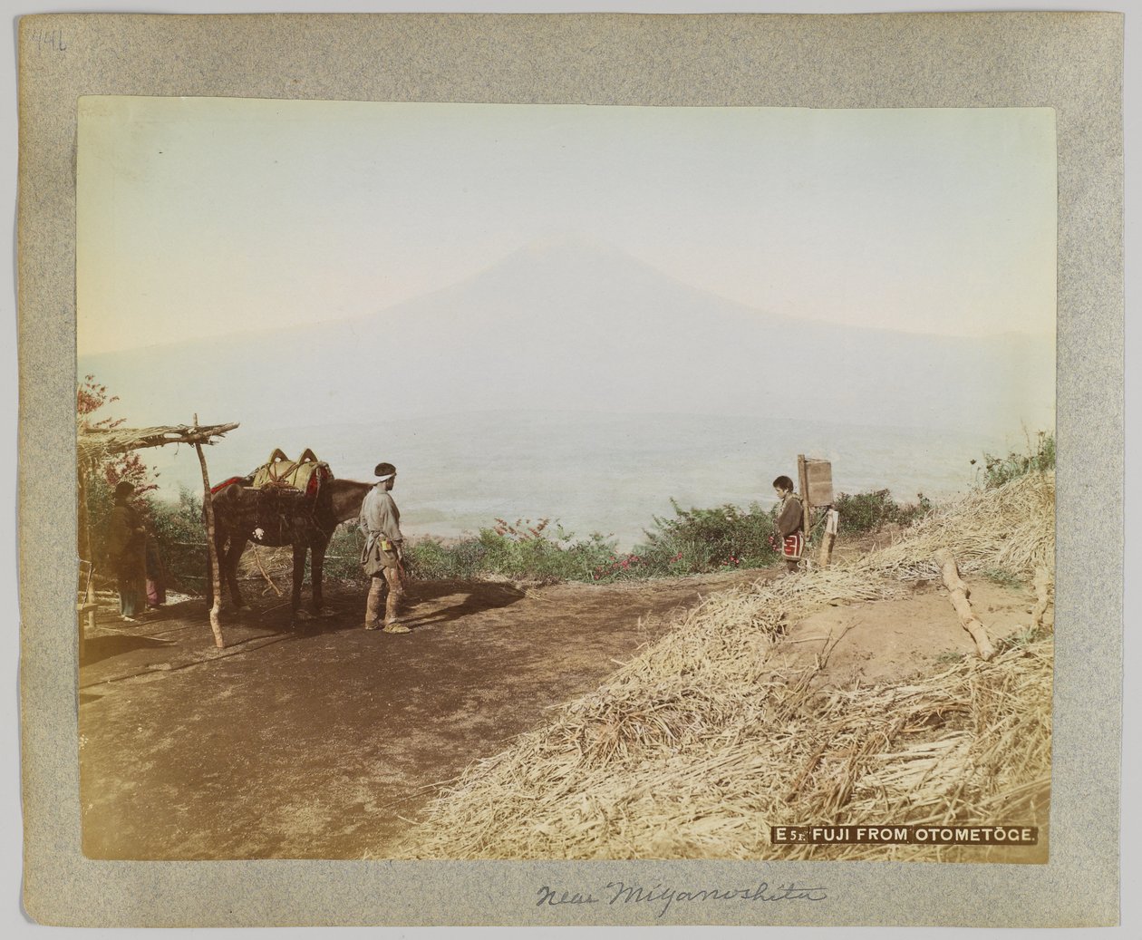 Mount Fuji z Otometoge, Japonsko (ručně kolorovaná černobílá fotografie) od Japanese Photographer