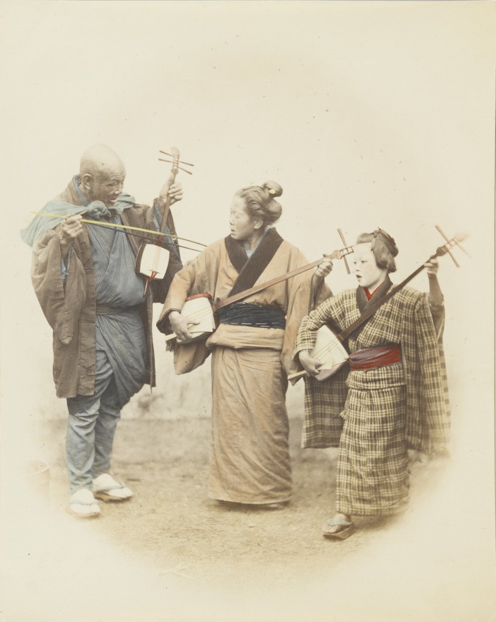 Hudebníci (ručně kolorovaná černobílá fotografie) od Japanese Photographer