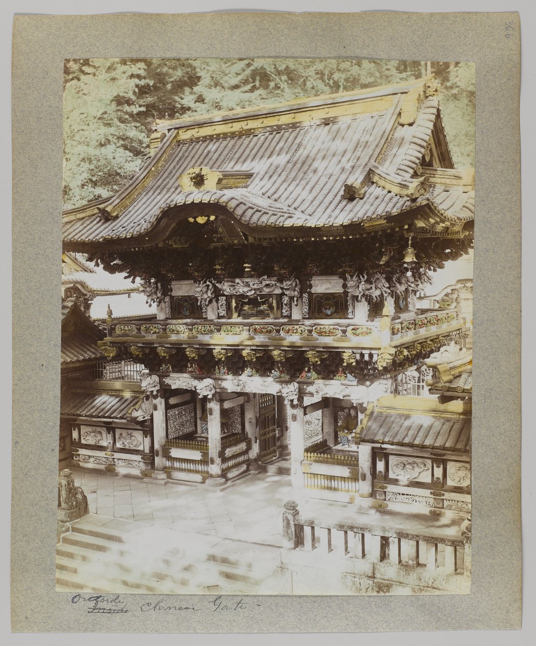 Mimo čínskou bránu, Tōshō-gū, Nikko, Japonsko (ručně kolorovaná černobílá fotografie) od Japanese Photographer