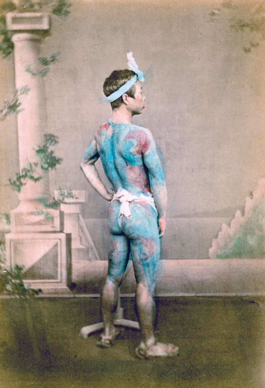 Portrét ženicha s tradičním japonským tetováním Irezumi, kolem roku 1882 (ručně kolorovaná fotoalba) od Japanese Photographer