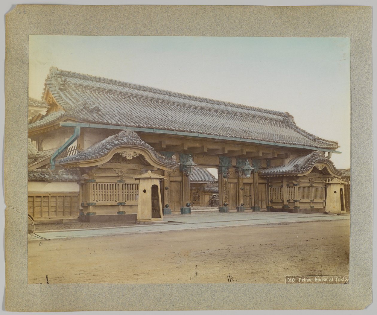 Prince House v Tokiu, Japonsko (ručně kolorovaná černobílá fotografie) od Japanese Photographer