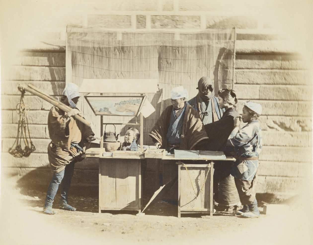 Stánek u silnice v Japonsku (ručně kolorovaná černobílá fotografie) od Japanese Photographer
