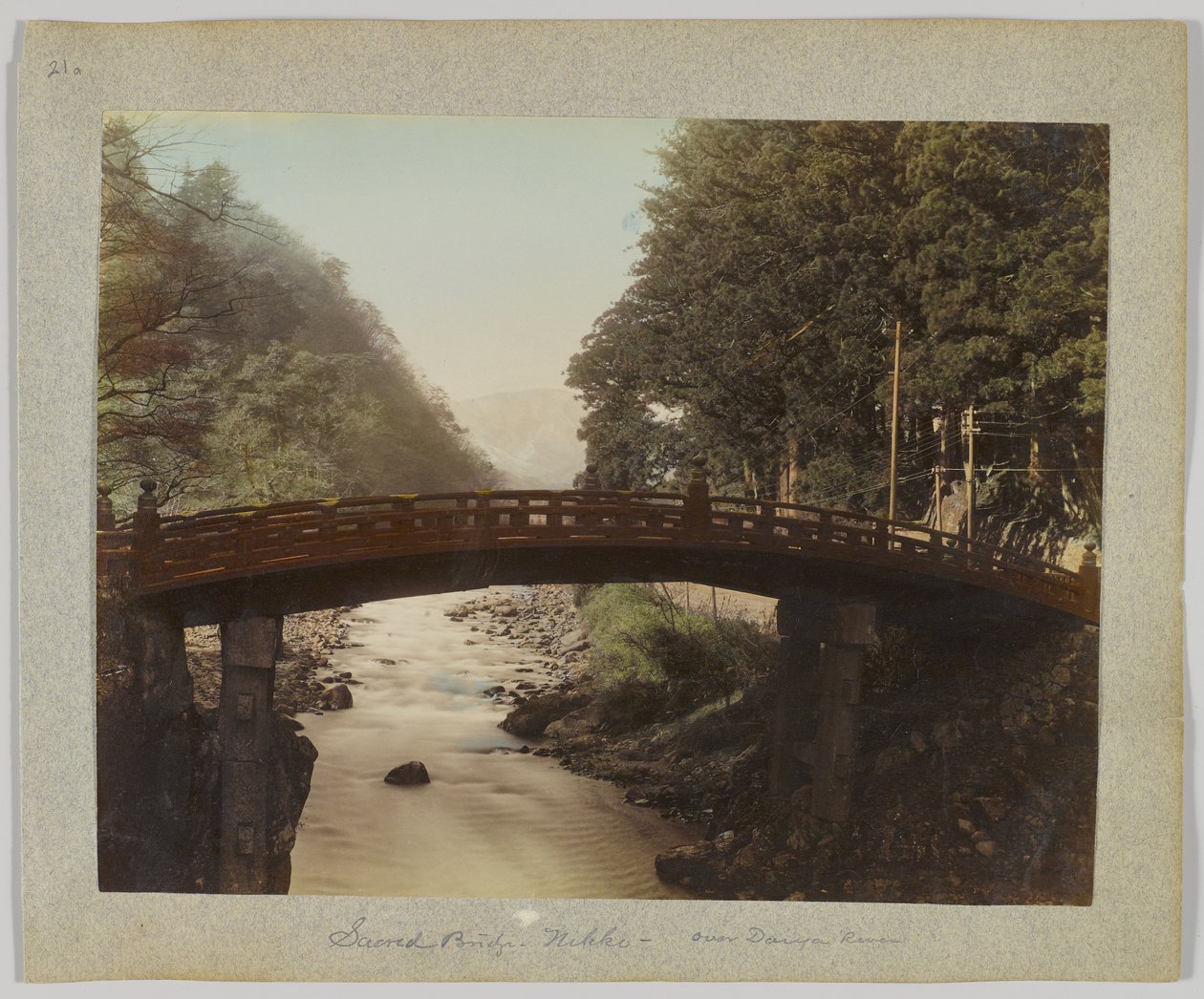 Posvátný most přes řeku Daiya Rver, Nikko, Japonsko (ručně kolorovaná černobílá fotografie) od Japanese Photographer