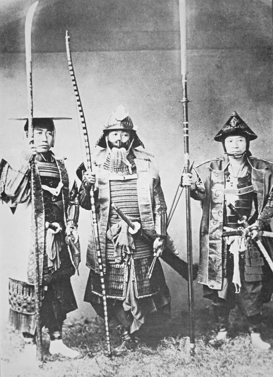 Samuraj ze starého Japonska vyzbrojený dlouhým lukem, tyčovými pažemi a meči (černobílá fotografie) od Japanese Photographer