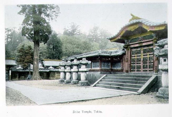 Chrám Šiba, Tokio, cca 1880 (ručně kolorovaný albumenový tisk na kartě) od Japanese Photographer