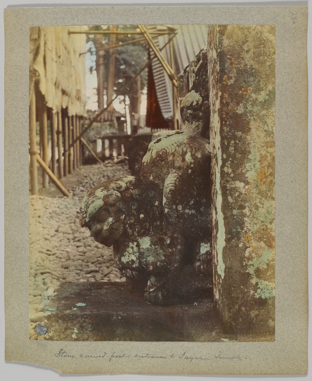 Do kamene vytesaný sloup u vchodu do Tōshō-gū, Nikko, Japonsko (ručně kolorovaná černobílá fotografie) od Japanese Photographer