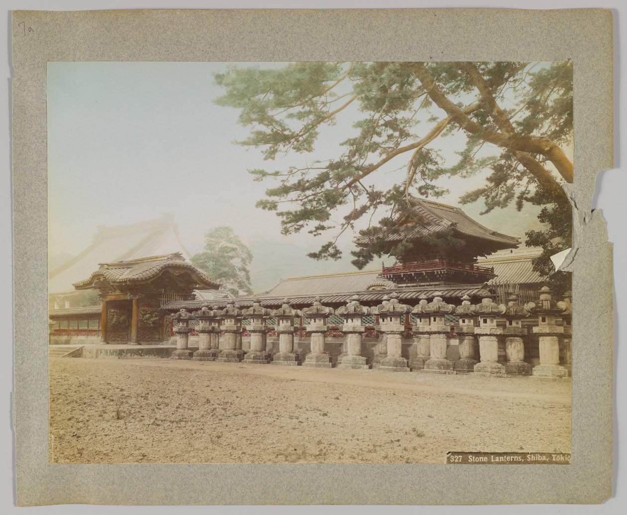 Kamenné lucerny před chrámem, park Shiba, Tokio, Japonsko (ručně kolorovaná černobílá fotografie) od Japanese Photographer
