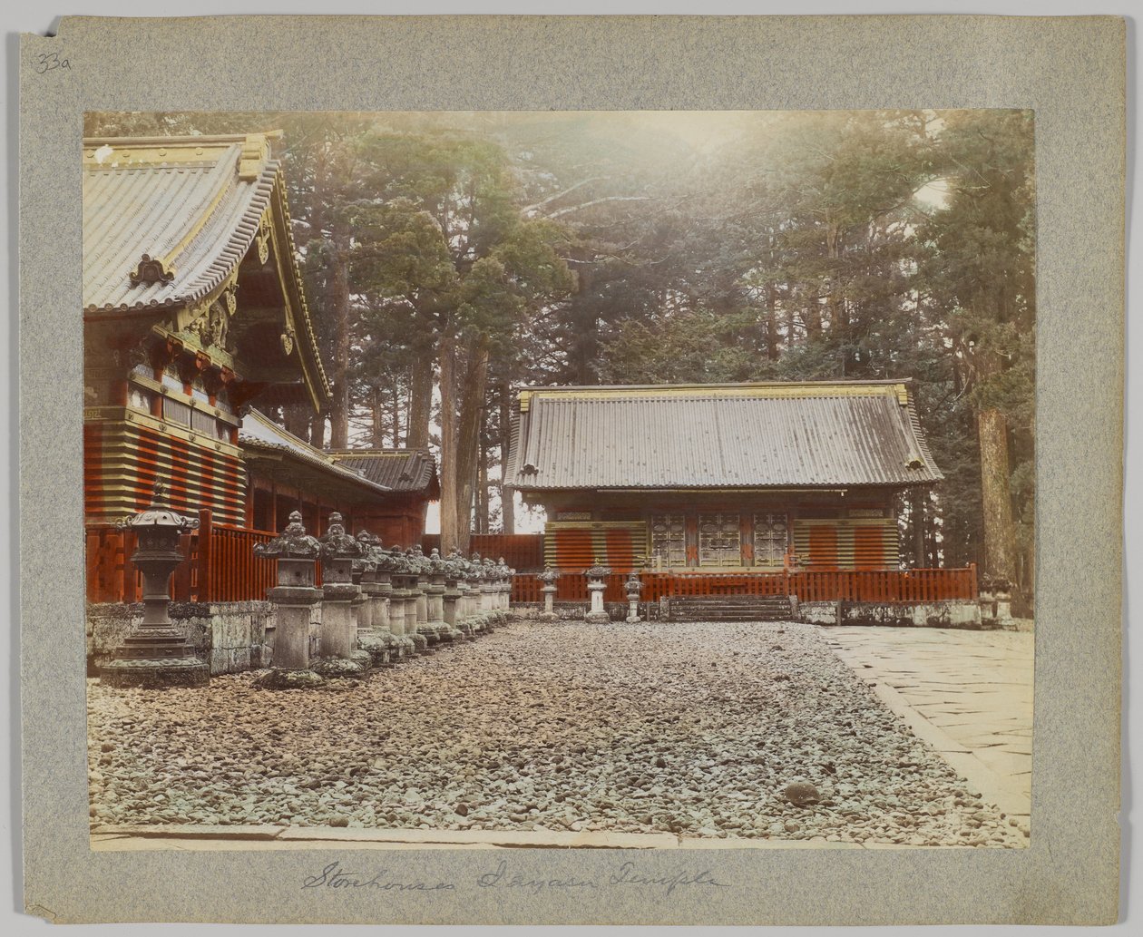 Obchodní domy v Tōshō-gū, Nikko, Japonsko (ručně kolorovaná černobílá fotografie) od Japanese Photographer