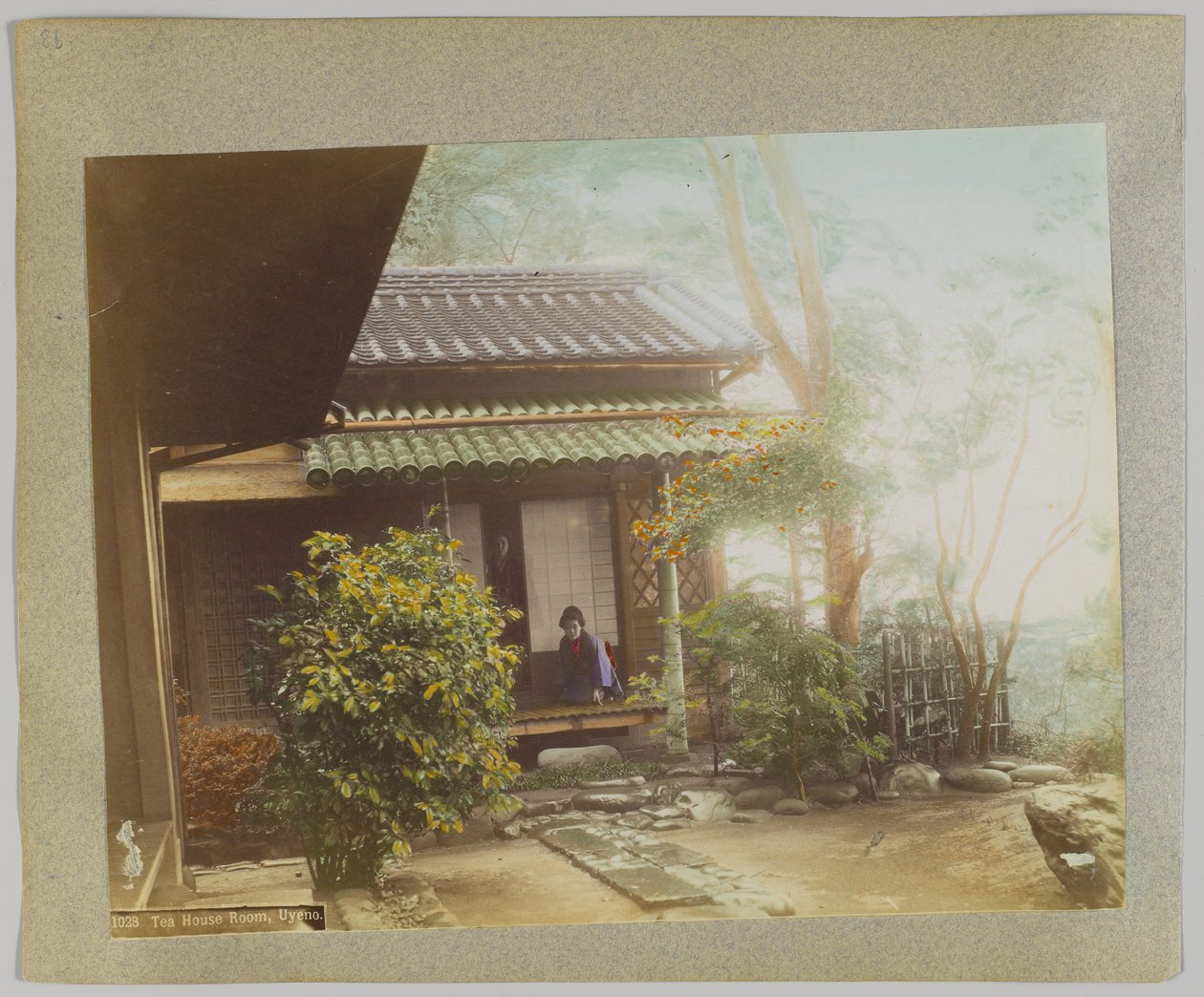 Čajovna, Uyeno, Tokio, Japonsko (ručně kolorovaná černobílá fotografie) od Japanese Photographer